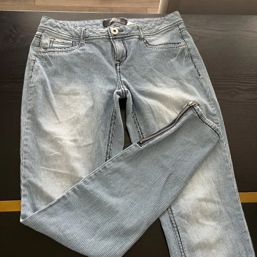 ReWash Low Rise Jeans - Size 7 - Denim & White Pin Stripe - EUC - Picture 3 of 14